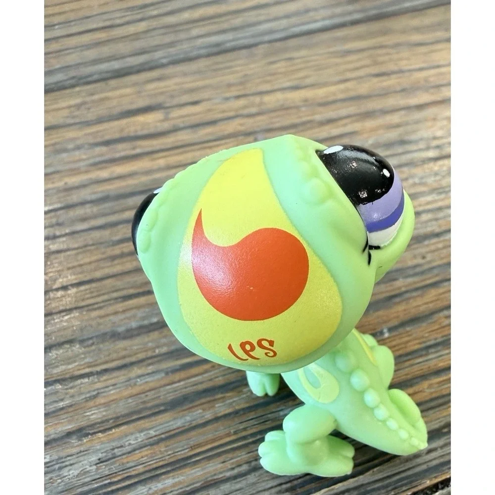 Littlest Pet Shop Authentic # 2399 Green Yellow Striped Chameleon Purple Eyes